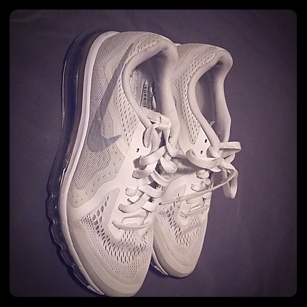 BRAND NEW CONDITION! WHITE NIKE SIZE:7Y